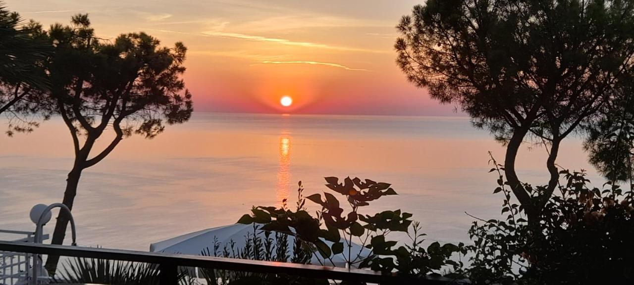 Sea View Sirolo Di Amedeo Bed & Breakfast Exterior photo